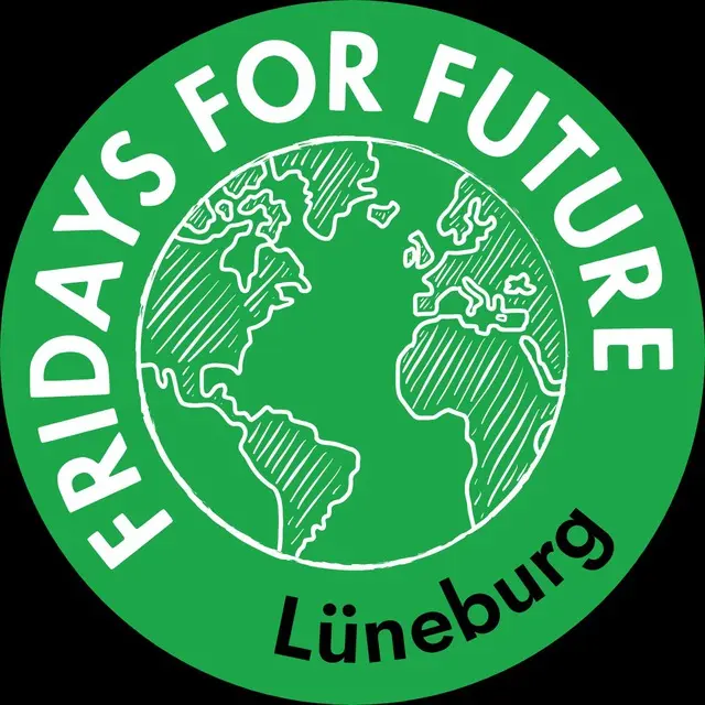 Logo: Auf grünem Hintergrund ist mit weiß eine Erde abgebildet. Darum der Schriftzug Fridays For Future Lüneburg