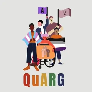 Quarg - Eine bunte Gruppe an Menschen mit verschiedenen Flaggen und Fahnen
