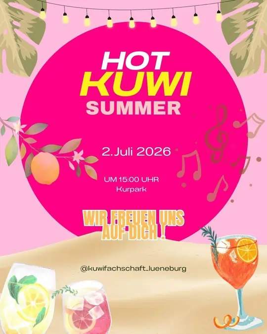 Sharepic: Hot Kuwi Summer. 2. Juli 2026 Um 15 Uhr Kurpark. Wir freuen uns auf Dich! @kuwifachschaft_lueneburg. Im Hintergrund Sand und rosa Sonne mit Zitronenästen, Cocktails, Musiknoten Palmenblättern und Lichterkette
