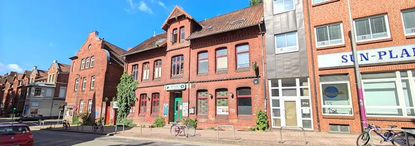 Ein Foto des Café Klatsch, ein rotes Backsteingebäude, das zukünftig das Initativenhaus sein wird.