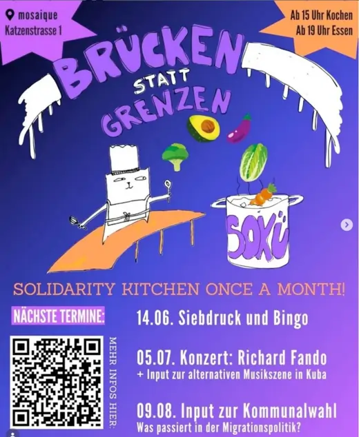 Sharepic: Brücken statt Grenzen. Solidarity Kitchen Once A Month. mosaique, Katzenstraße 1, ab 15 Uhr Kochen, ab 19 Uhr essen. 14.06. Siebdruck und Bingo. 5.07. Konzert Richard Fando + input zur alternativen Musikszene in Kuba. 9.08. Input zur Kommunalwahl - Was passiert in der Migartionspolitik. Im Bild reitet ein Koch auf der Seebrücken-haifischflosse und wirft Brokolli, Avocade, Aubergine, Salat und Karotte in einen Topf mit der Aufschrift "Sokü".