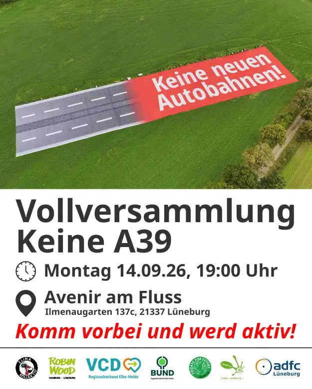 Eine Luftaufnahme zeigt eine grüne Feldlandschaft, auf der eine stilisierte Straße in eine rote Fläche mit der weißen Aufschrift „Keine neuen Autobahnen!“ übergeht. Im unteren Bereich kündigt schwarzer und roter Text eine „Vollversammlung Keine A39“ am Mittwoch, 14.09.26 um 19:00 Uhr im „Avenir am Fluss“ in Lüneburg an, gefolgt von den Logos verschiedener Umwelt- und Mobilitätsorganisationen.