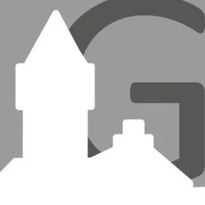 Graues Logo der »Euthanasie«-Gedenkstätte Lüneburg mit dem stilistischen Gedenkstättengebäude und einem G im Hintergrund